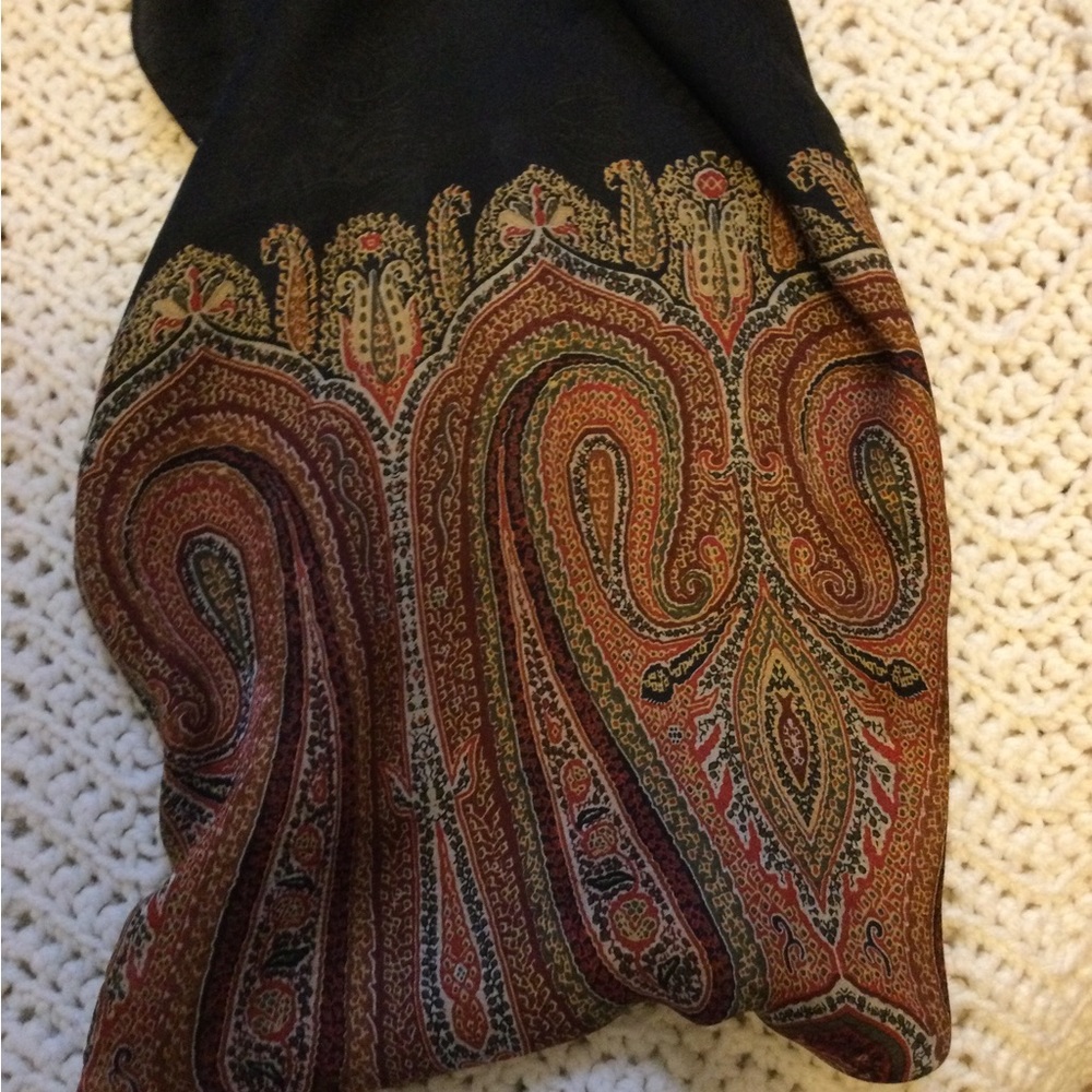 Woman’s Scarf - Picture 4 of 4